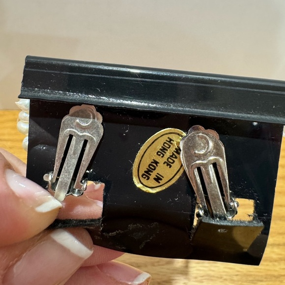 Vintage faux pearl-bead Floral clip on Earrings - Picture 3 of 5